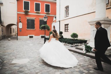 Kafkasyalı mutlu romantik çift evliliklerini kutluyor. Açık hava.