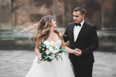 Kafkasyalı mutlu romantik çift evliliklerini kutluyor. Açık hava.