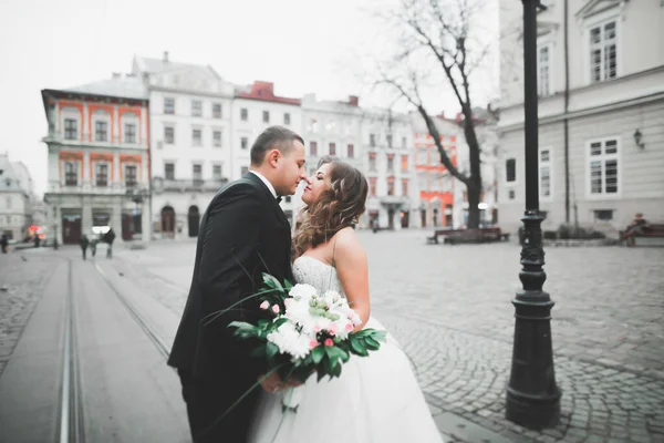 Bröllopspar brud och brudgum hålla händer — Stockfoto