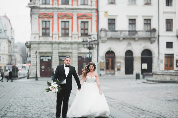 백인들은 결혼을 축하하는 행복 한 로맨틱 한 젊은 커플이다. 옥외에서 — 스톡 사진