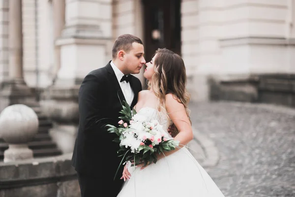 Casal jovem romântico feliz caucasiano comemorando seu casamento. Ao ar livre — Fotografia de Stock