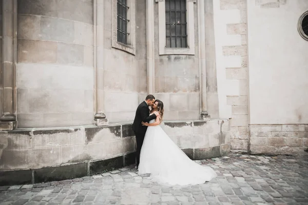 Kaukasisch glückliches, romantisches junges Paar, das seine Hochzeit feiert. Draußen — Stockfoto