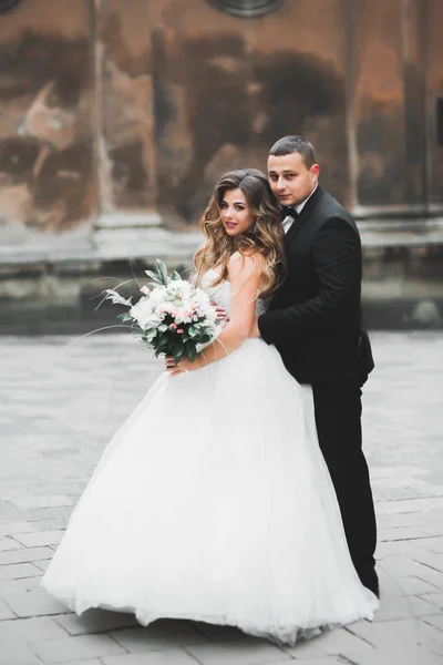 Casal jovem romântico feliz caucasiano comemorando seu casamento. Ao ar livre — Fotografia de Stock