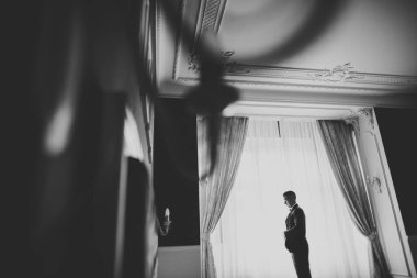 Güzel adam, damat poz veriyor ve düğüne hazırlanıyor..