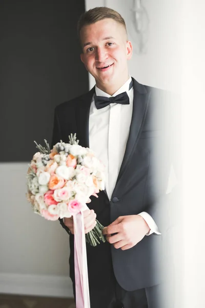 Piękny Mężczyzna Pan Młody Pozowanie Przygotowanie Ślubu — Zdjęcie stockowe