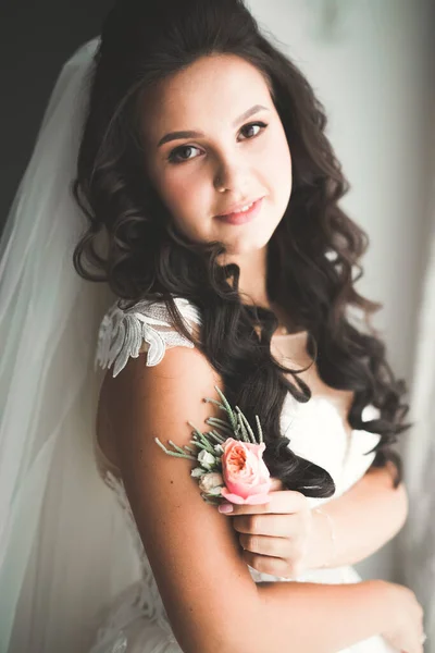 Gyönyörű Menyasszony Portréja Divatfátyollal Esküvő Reggelén — Stock Fotó