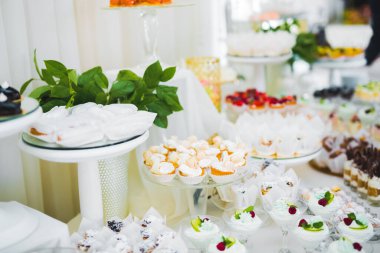 Lezzetli ve tatlı bir tatlı masası. Kapalı resepsiyonda küçük kekler ve shot 'lar var..