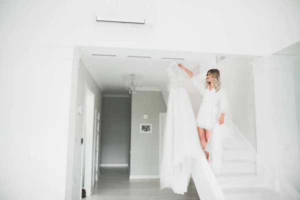 Noiva Luxo Vestido Branco Posando Enquanto Prepara Para Cerimônia Casamento — Fotografia de Stock