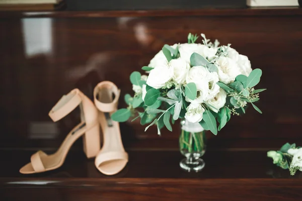 Λευκό Κομψό Γαμήλια Παπούτσια Για Νύφη Κοντινό Πλάνο — Φωτογραφία Αρχείου