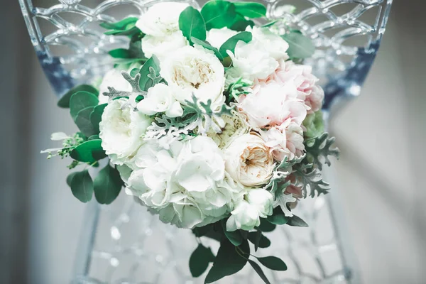 Schöner Hochzeitsstrauß Mit Verschiedenen Blumen Rosen — Stockfoto