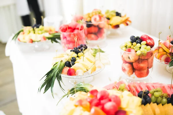 Çeşitli lezzetli tatlılar, yemek fikirleri ve kutlamalarla dolu bir büfe..