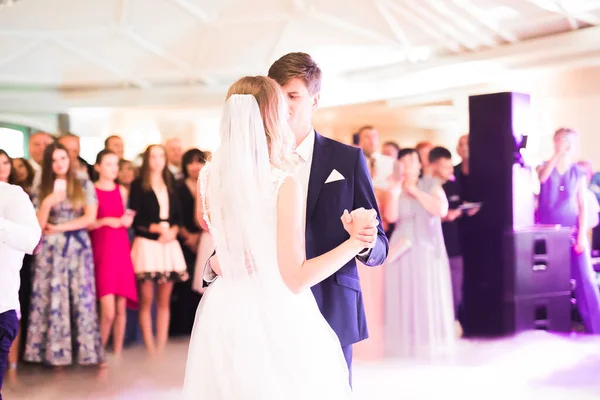 First Wedding Dance Newlywed Couple Restaurant — Stock Photo, Image