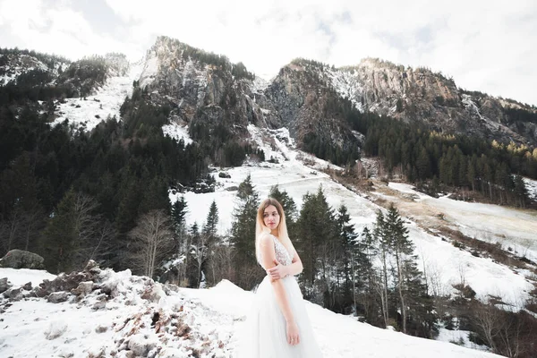Kráska Žena Nevěsta Perfektní Bílé Šaty Pozadí Hory — Stock fotografie