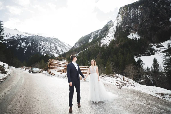 Svatební Pár Nevěsta Ženich Drží Ruce — Stock fotografie