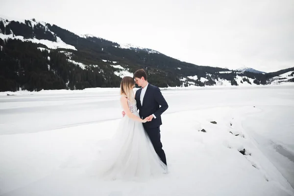 Jeune Couple Romantique Regardant Loin Vue Arrière Lac Montagnes Hiver — Photo