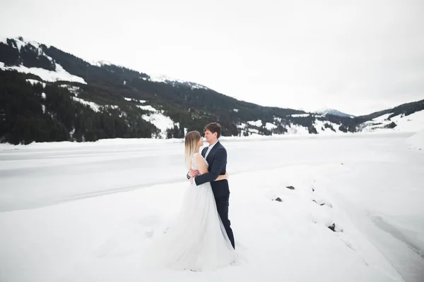 Schönes Junges Paar Den Winterbergen Winterwanderung Der Verliebten Mann Umarmt — Stockfoto