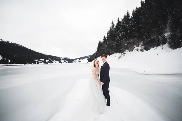 Liebender Mann Und Frau Hintergrund Der Berge Liebendes Paar Verbringt — Stockfoto