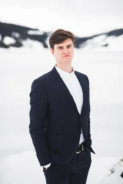 Vacker Ung Man Som Bor Bakgrunden Bergen — Stockfoto