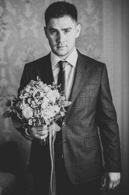 Genç ve yakışıklı bir adam iş toplantısından sonra bir otelde dinleniyor..