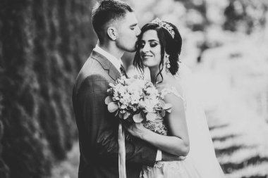 Parkta kucaklaşan yeni evli çiftin güzel romantik düğünü..