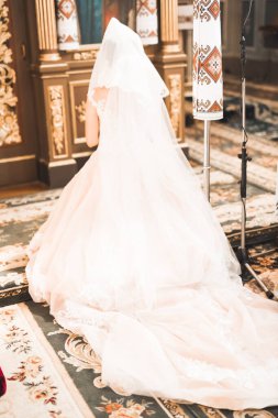 Güzel gelin kilisede evleniyor..