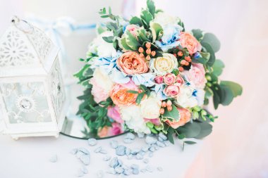 Farklı çiçeklerle güzel bir düğün buketi, güller.