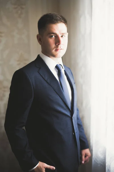 Hermoso Hombre Novio Posando Preparándose Para Boda —  Fotos de Stock