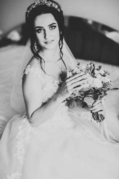 Великолепная Невеста Халате Позирует Готовится Свадебной Церемонии Лицо Комнате — стоковое фото