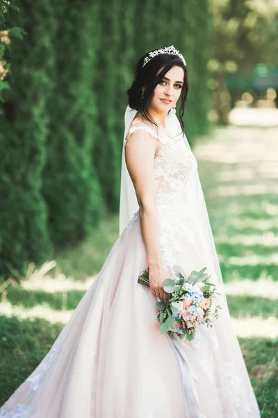 Hermosa Novia Morena Elegante Vestido Blanco Sosteniendo Ramo Posando Árboles — Foto de Stock