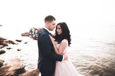 Mutlu evlilik çifti güzel manzarada kalıyor..