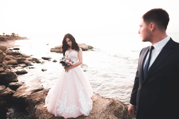 Szczęśliwa Romantyczna Scena Młodej Pary Ślubnej Pozującej Pięknej Plaży — Zdjęcie stockowe