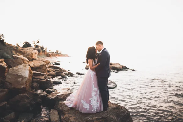 Hochzeitspaar Bräutigam Braut Mit Strauß Posiert Der Nähe Des Meeres — Stockfoto