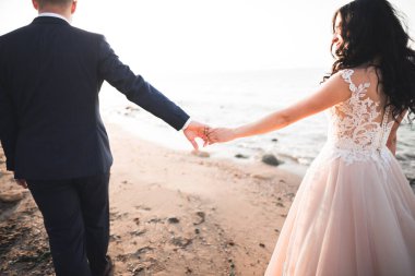 Gelin ve damat el ele tutuşuyor..