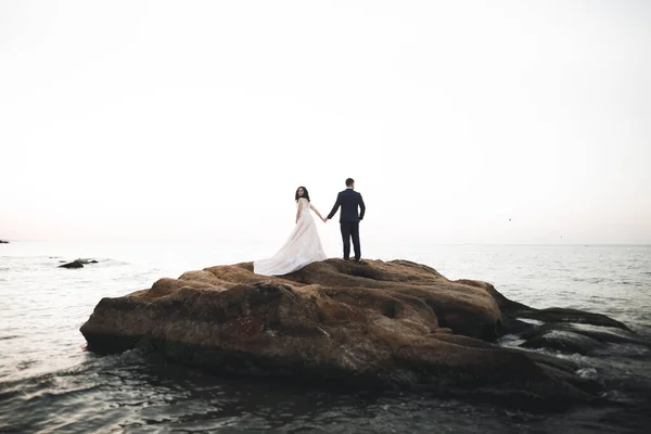 Glückliches Hochzeitspaar Übernachtet Schöner Landschaft — Stockfoto