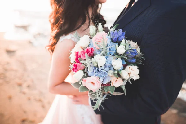Brud Som Håller Stor Och Vacker Bröllopsbukett Med Blommor — Stockfoto