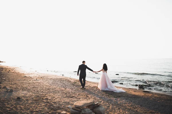 幸せなとロマンチックなシーンのためにちょうど結婚した若いです結婚式カップルポルノの美しいビーチ — ストック写真