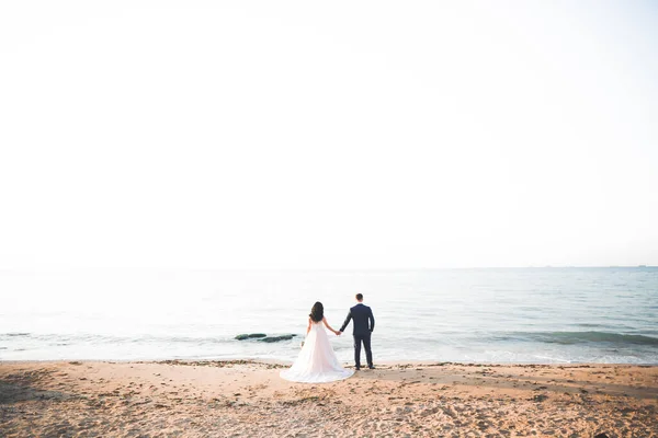 Весільна Пара Наречений Наречена Букетом Позує Біля Моря Блакитного Неба — стокове фото