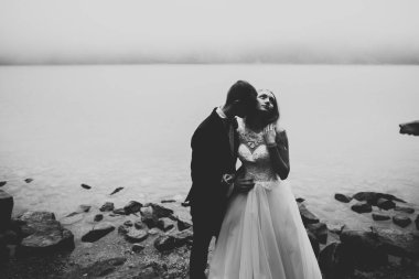 Bahar mevsiminde öpüşen düğün çifti. Yakın plan portre..