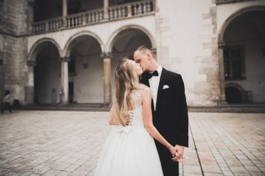 Muhteşem düğün çifti eski şehirde yürüyor..