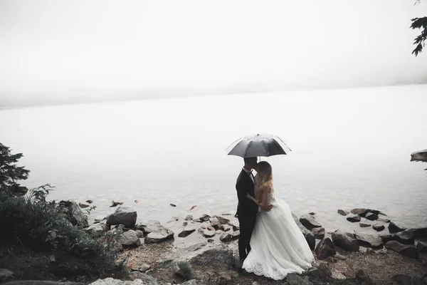 Pareja Feliz Boda Quedarse Sobre Hermoso Paisaje — Foto de Stock