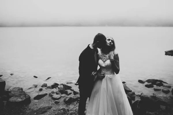 Kyssar Bröllop Par Vår Natur Närbild Porträtt — Stockfoto