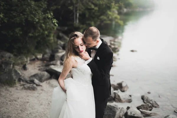 Coppia Perfetta Sposa Sposo Posa Baci Nel Loro Giorno Del — Foto Stock