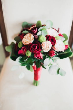 Farklı çiçeklerle güzel bir düğün buketi, güller.