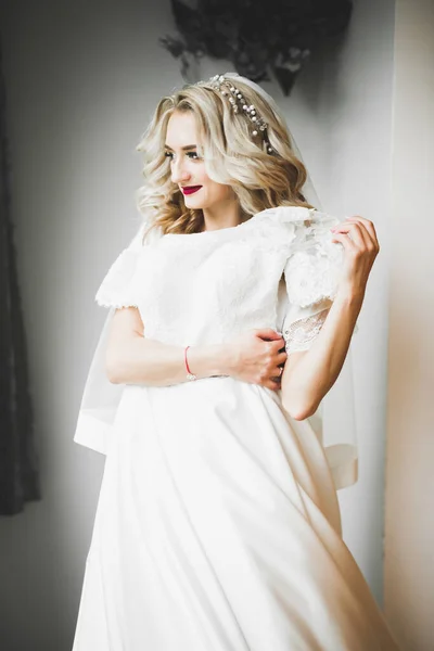Красивая Невеста Модном Свадебном Платье Перьями Роскошным Макияжем Прической Студийная — стоковое фото
