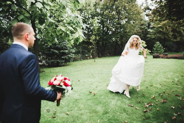 Bella Coppia Sposi Romantici Che Abbracciano Nel Parco — Foto Stock