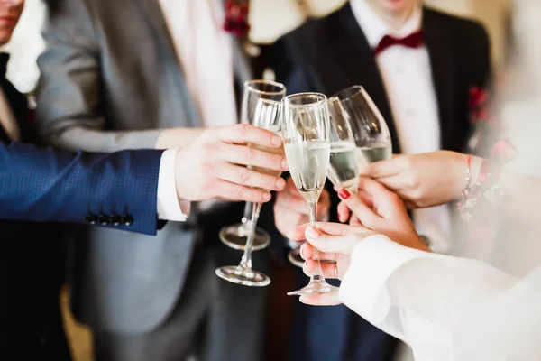 Muhteşem Düğün Çifti Törende Şampanyanın Keyfini Çıkarıyor — Stok fotoğraf