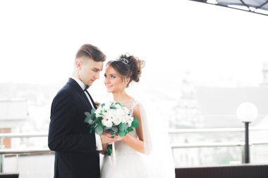 Gelin ve damat el ele tutuşuyor..