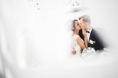 Çiçek buketi taşıyan mükemmel bir düğün çifti..