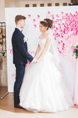 Mükemmel bir çift gelin ve damat düğün günlerinde poz verip öpüşürler..