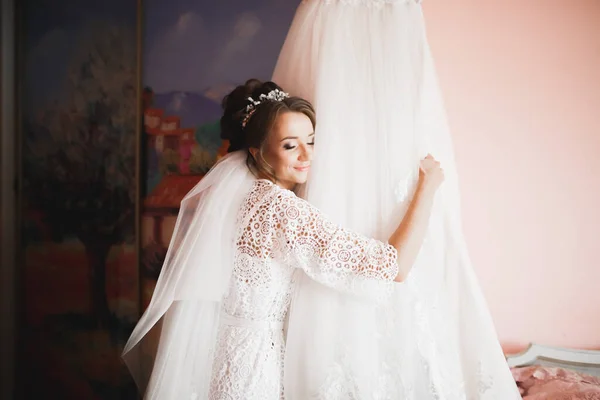Πορτρέτο Της Όμορφης Νύφης Πέπλο Μόδας Πρωί Του Γάμου — Φωτογραφία Αρχείου